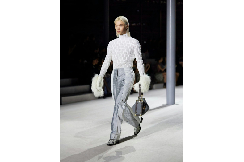 巴黎時裝周2024秋冬系列重點手提包4. Louis Vuitton 新興「塌下來手提包」