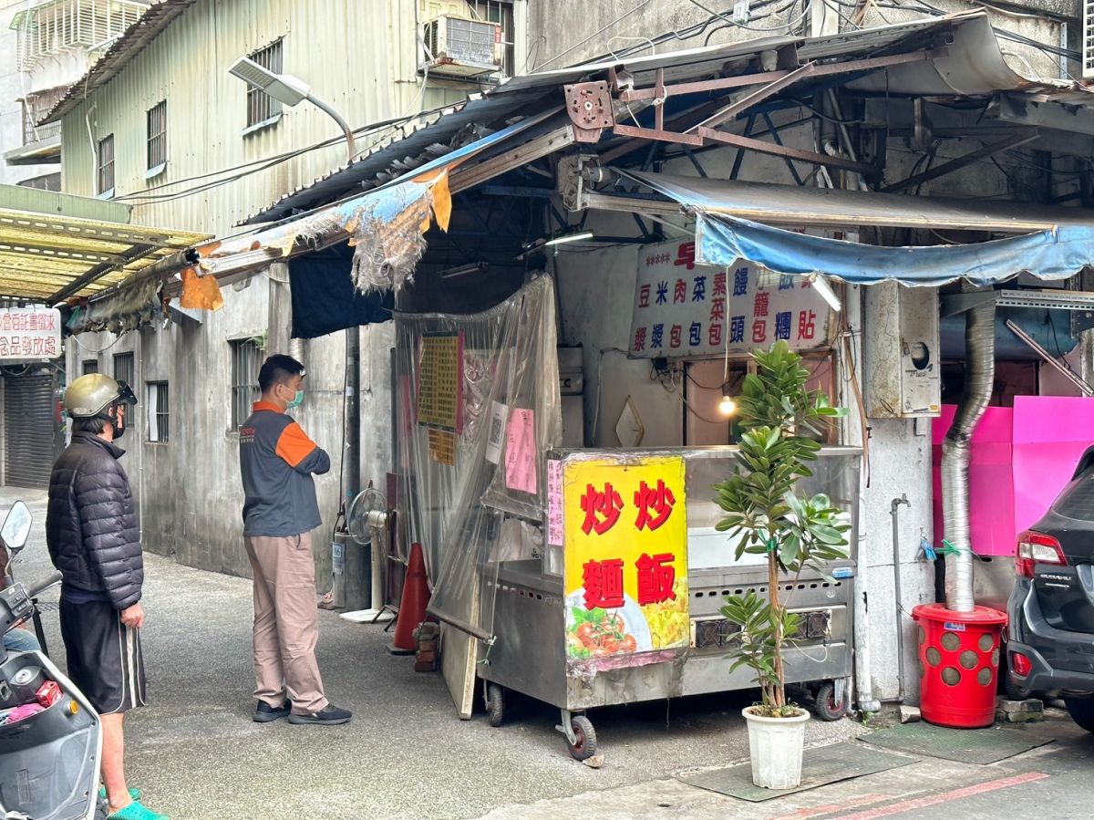 100元鮭魚堆成山！台北「最強無名炒飯」滿到蓋不上，在地瘋排、想吃看運氣