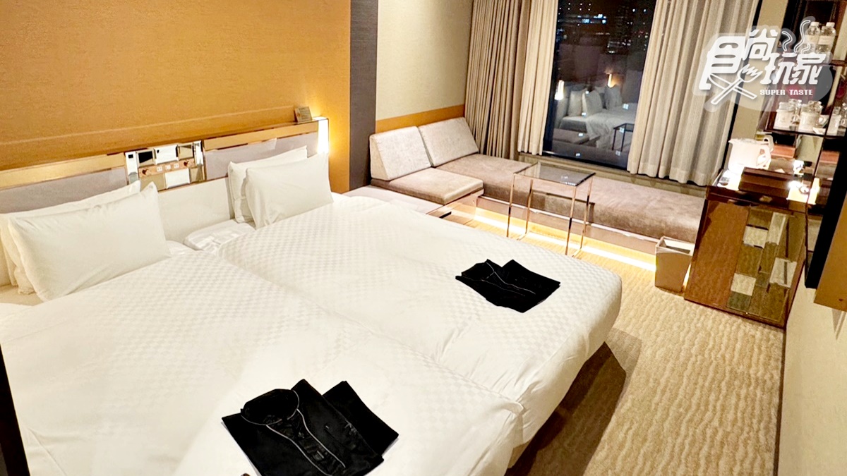房間寬敞氣派、備品齊全，靠窗處還有L形設計的臥榻可休憩。