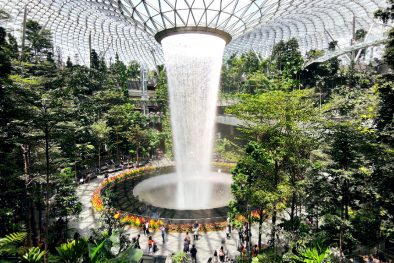 2024新加坡景點推薦：機場星耀樟宜瀑布