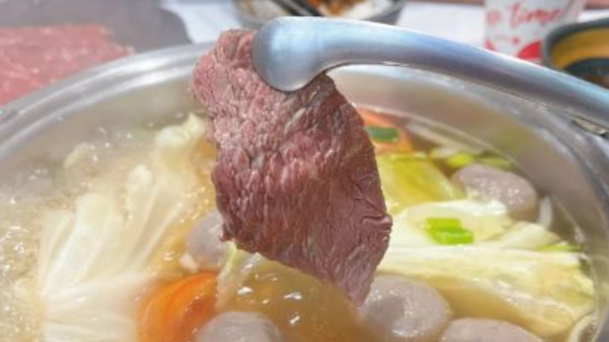 台南最具指標性的溫體牛肉爐，許多政商名流、觀光客、在地人都趨之若鶩。（圖片來源：跟著企鵝一起吃）