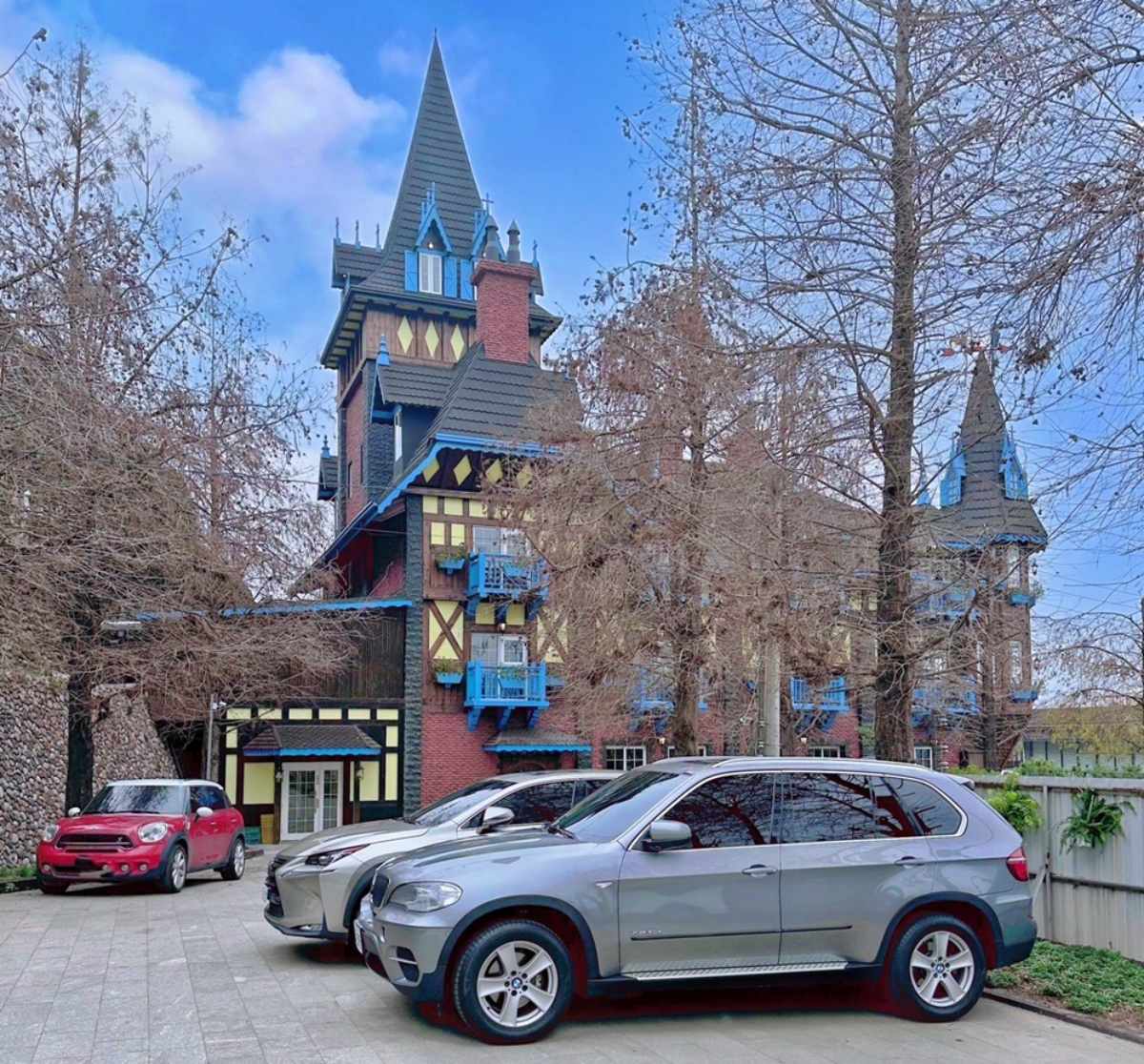 【新開店】「神祕藍色城堡」變夢幻甜點屋！低消100元待整天，美到秒飛歐洲