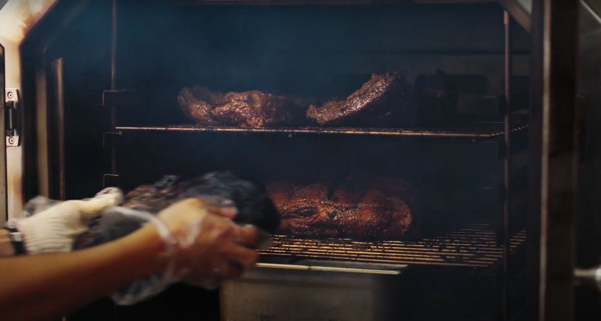 直擊「陽光型男餐車」！爽嗑道地美式煙燻BBQ烤肉，獨特燻香軟嫩超Juicy