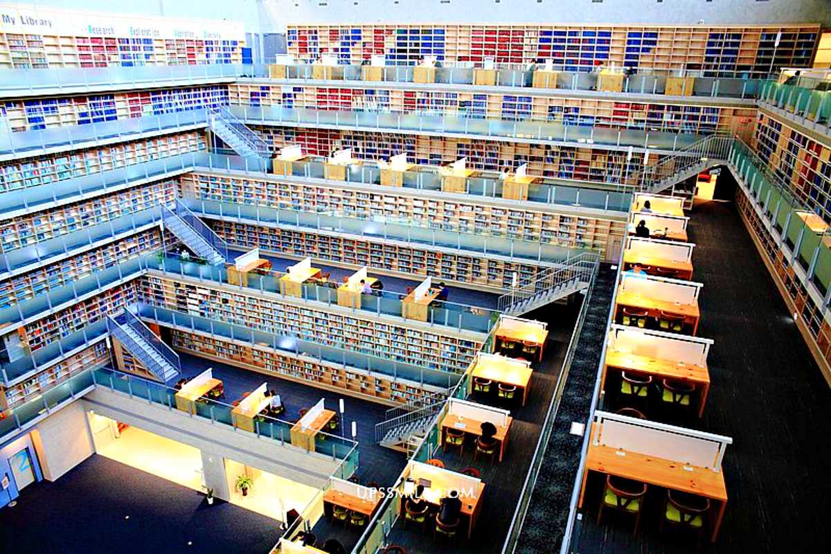 「台版星空圖書館」在這！７層樓ㄇ字形書牆超壯觀，搶拍清水模建築湖面倒影