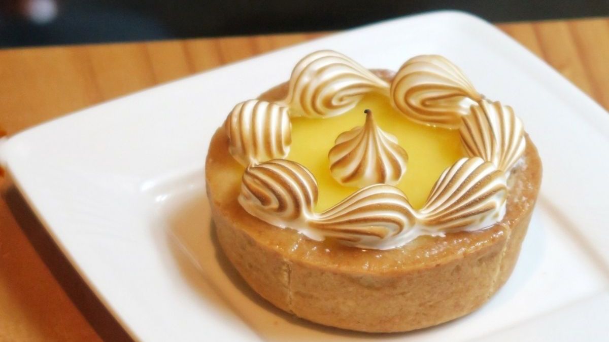 「法式檸檬塔」內餡酸甜適中，搭配蛋白糖霜一同入口，口感絕佳。（圖片來源：筑筑の吃喝玩樂記）