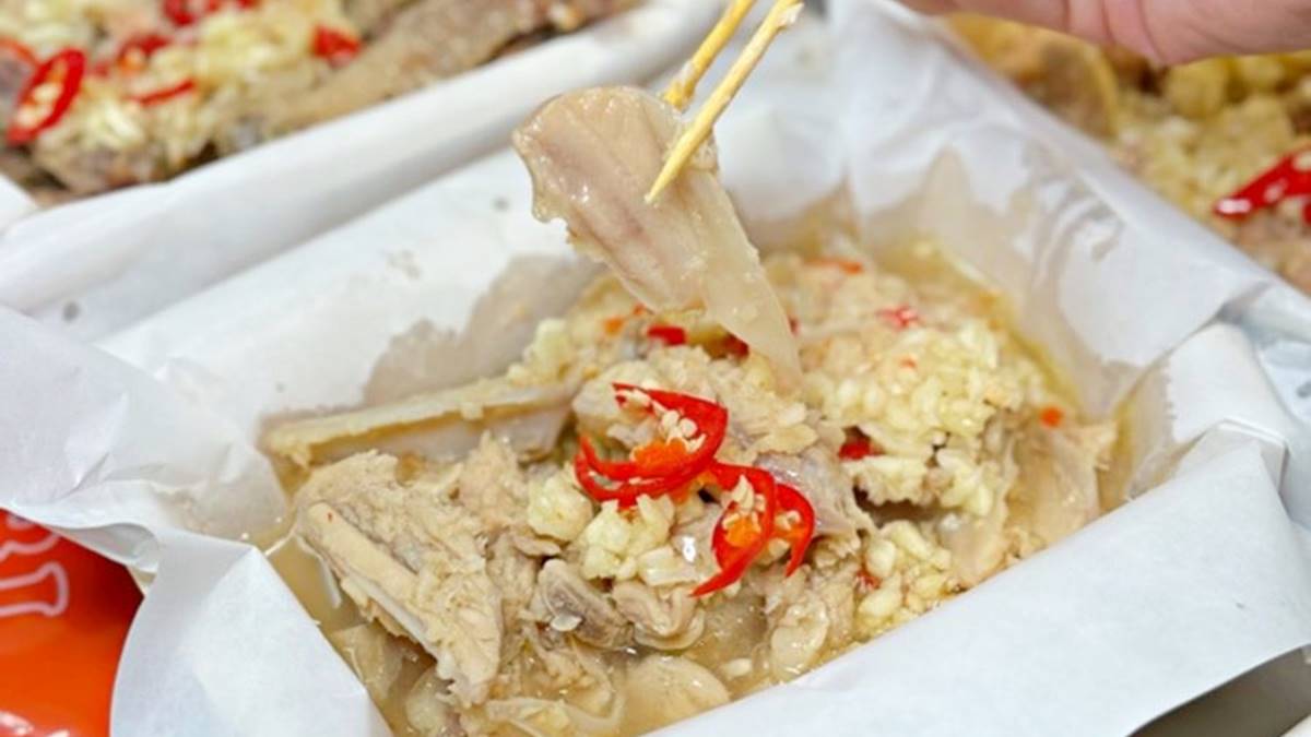 「大佬嗶爆蒜料理」是正宗香港人在台灣賣的特色港式美食。（圖片來源：愛麗絲的吃不停人生）
