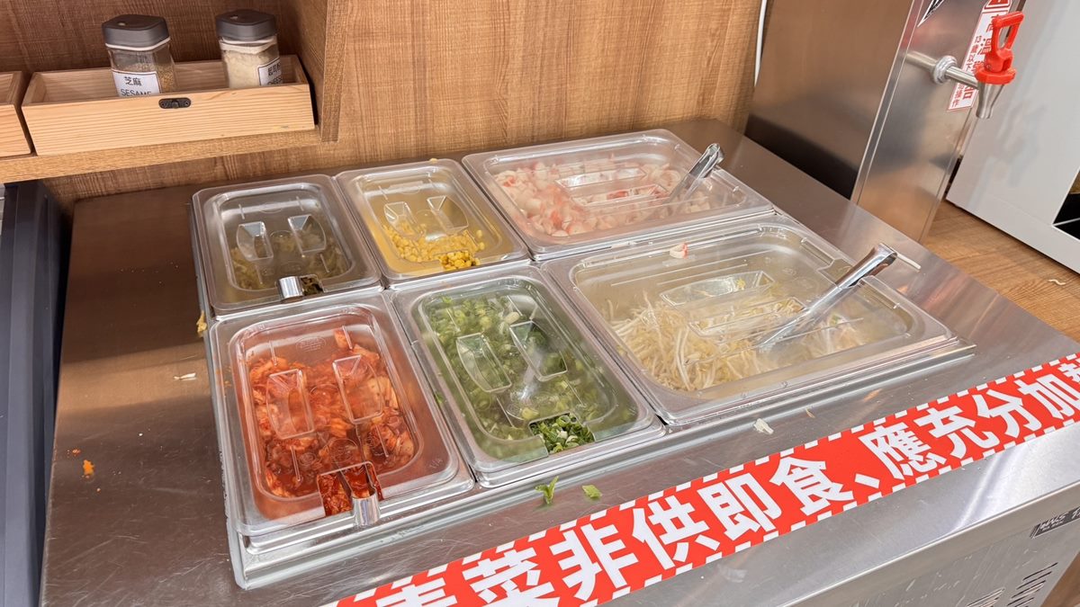家樂福全新「24hr自助泡麵」80元開吃！青菜、配料無限加，40款韓國拉麵任選
