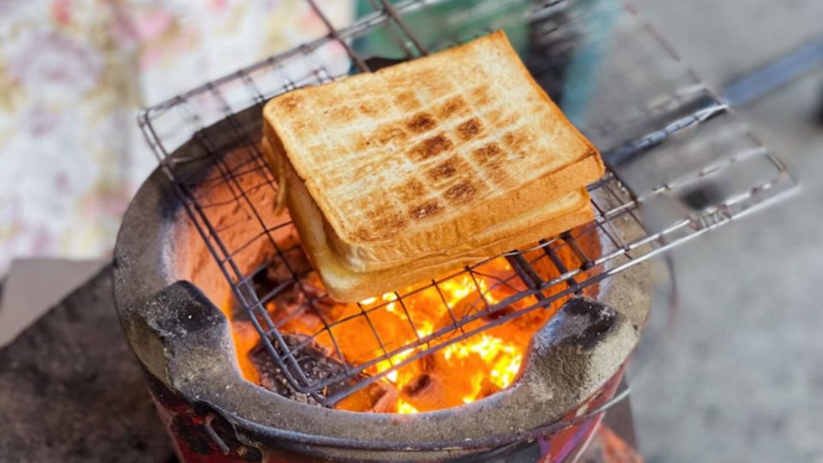 炭火現烤的「阿嬤碳烤三明治」，是在地飄香超過60年的老字號早餐。（圖片來源：傻妞吃台南）