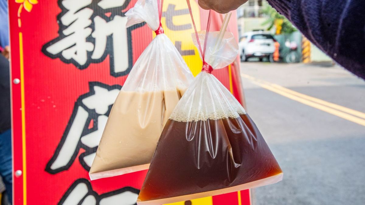 「嘉義新莊紅茶牛奶」是在地熱賣70年的古早味飲料攤。（圖片來源：大手牽小手。玩樂趣）