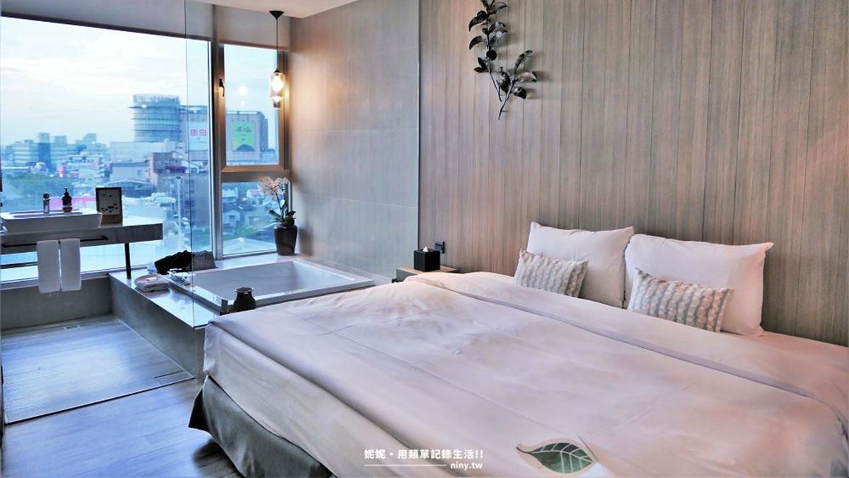 「白露行政套房」的床很寬、枕頭軟硬度適中。（圖片來源：妮妮˙ˇ˙用類單記錄生活!!）