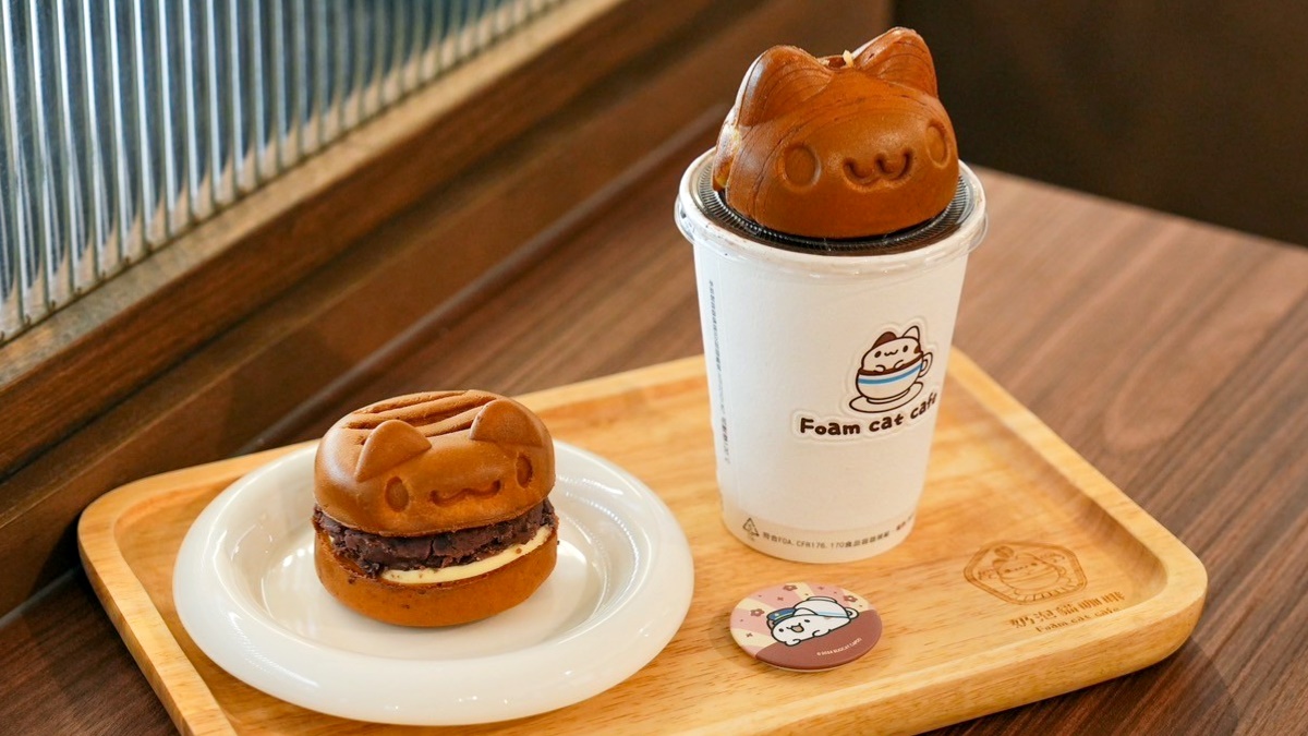 店內有限定餐點可享用，獨家「紅豆餅貓蟲」搭上奶泡貓雞蛋糕飲料。（圖片來源：貓貓蟲咖波）