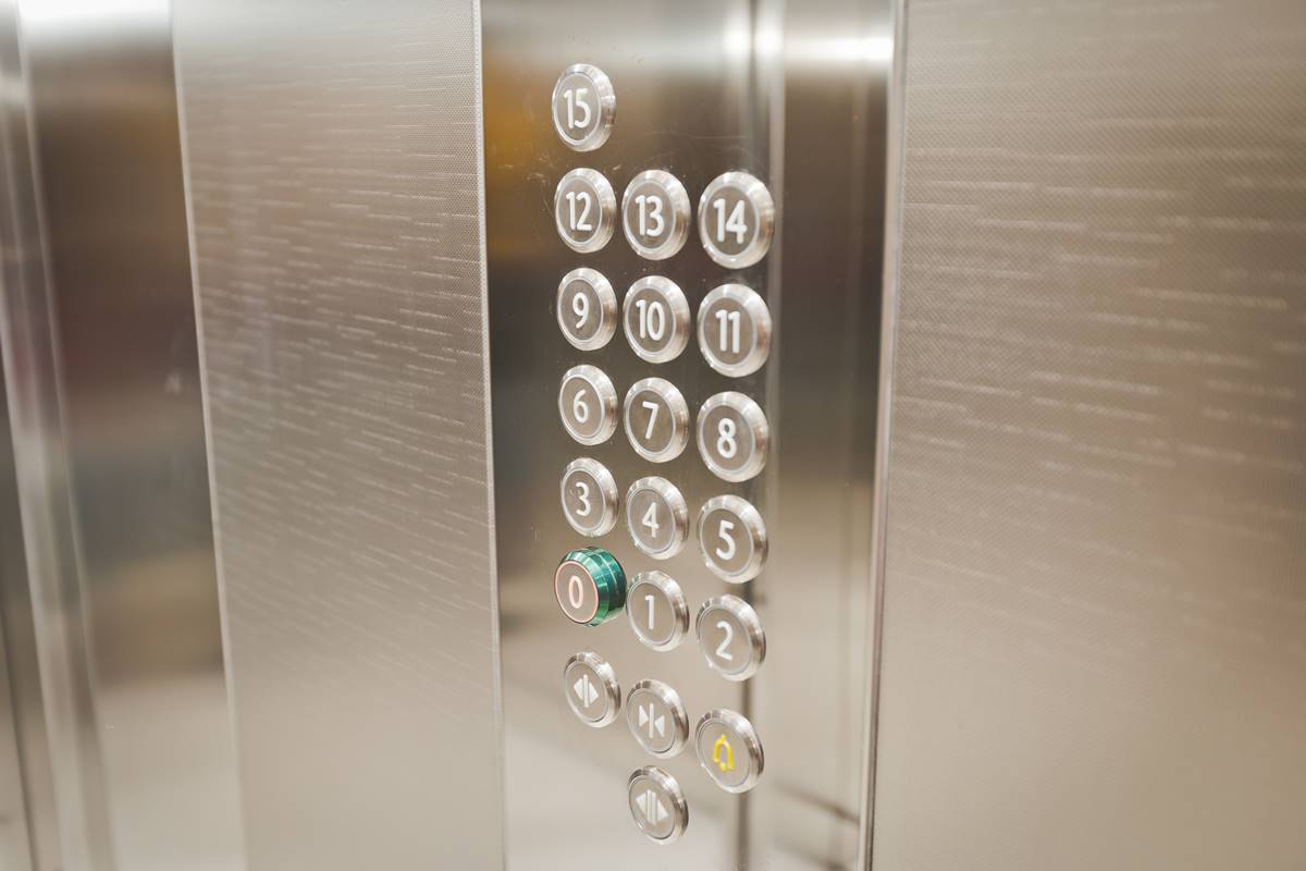 國外坐電梯要注意！按錯小心會迷路，按鈕「LL、EG、B、M」原來去「這樓」
