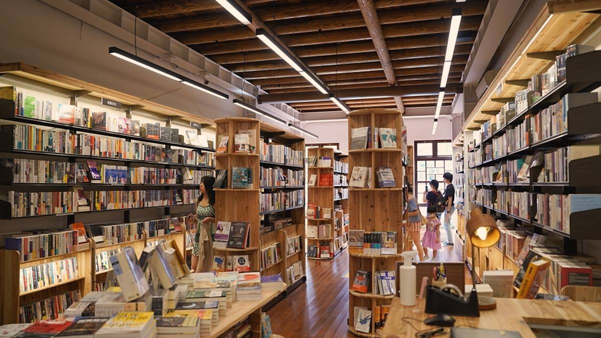 「郭怡美書店」是擁有兩萬多本藏書的百年老屋。（圖片來源：享受生活不無聊。規小孫）
