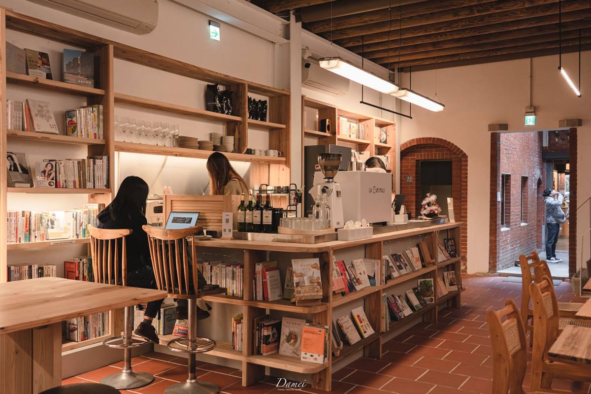 不限時待整天！大稻埕最美「老宅書店」３層樓天井超好拍，讀書、喝咖啡放空