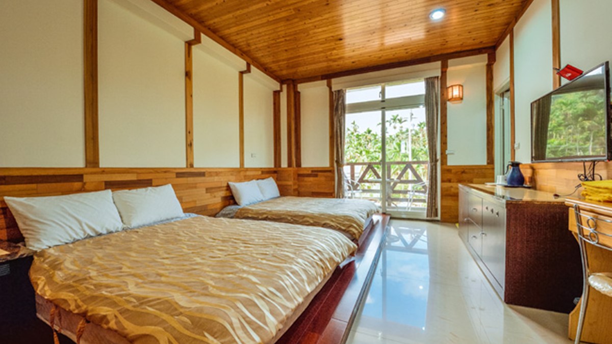 日式臥床加上木質裝潢，讓人秒飛日本高原。（圖片來源：春秋園民宿）