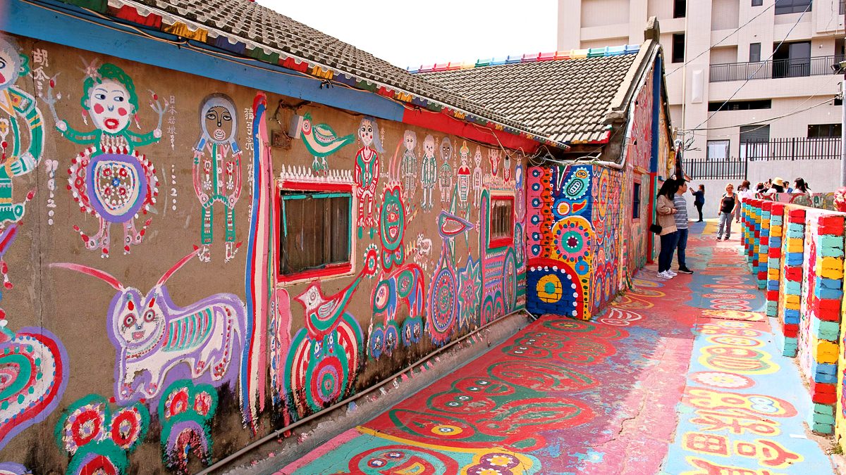 彩虹眷村在黃永阜先生的創作下，逐漸變成充滿色彩和童趣的藝術村。（圖片來源：LizChiang栗子醬）