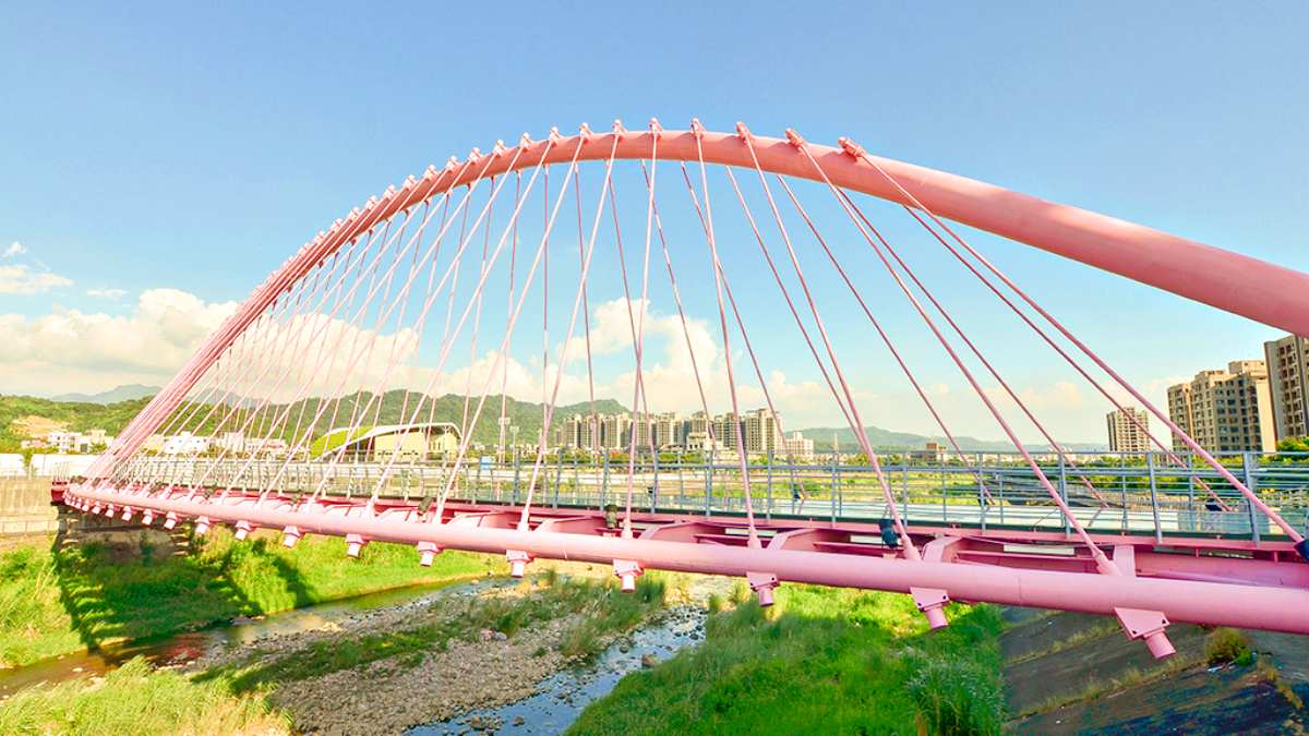 大坑情人橋由無數個粉色鋼索組成，橋面則是大面積玻璃鋪陳。（圖片來源：旅行履行中）