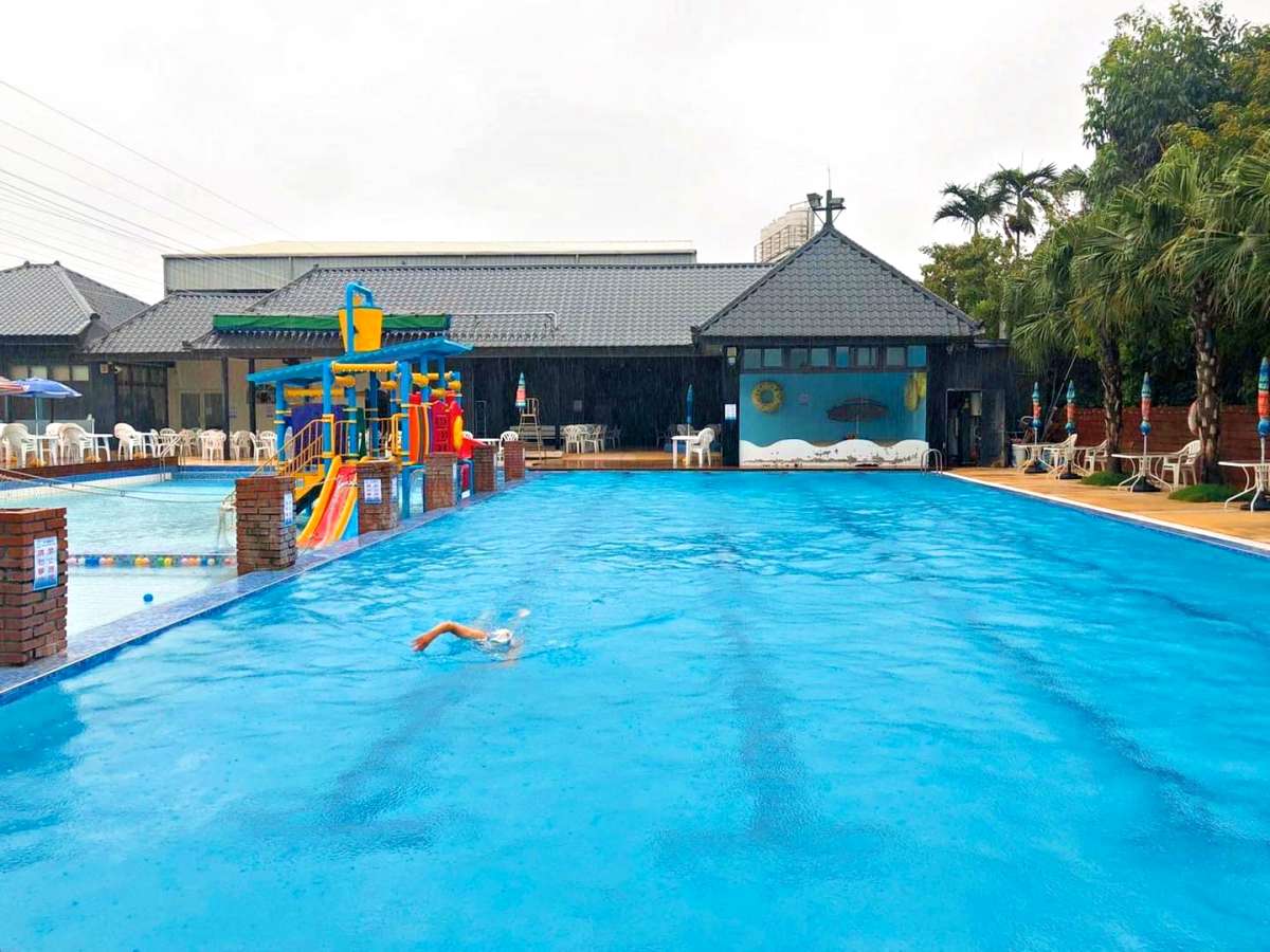 新竹高人氣「戶外水上樂園」開放了！大型滑水道、氣墊樂園１票玩到飽消暑氣