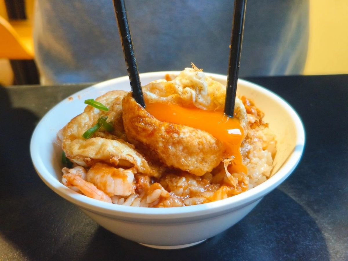 台北也有「銷魂蝦仁飯」！老饕激推必加半熟蛋，蝦醬精華拌飯入口噴香