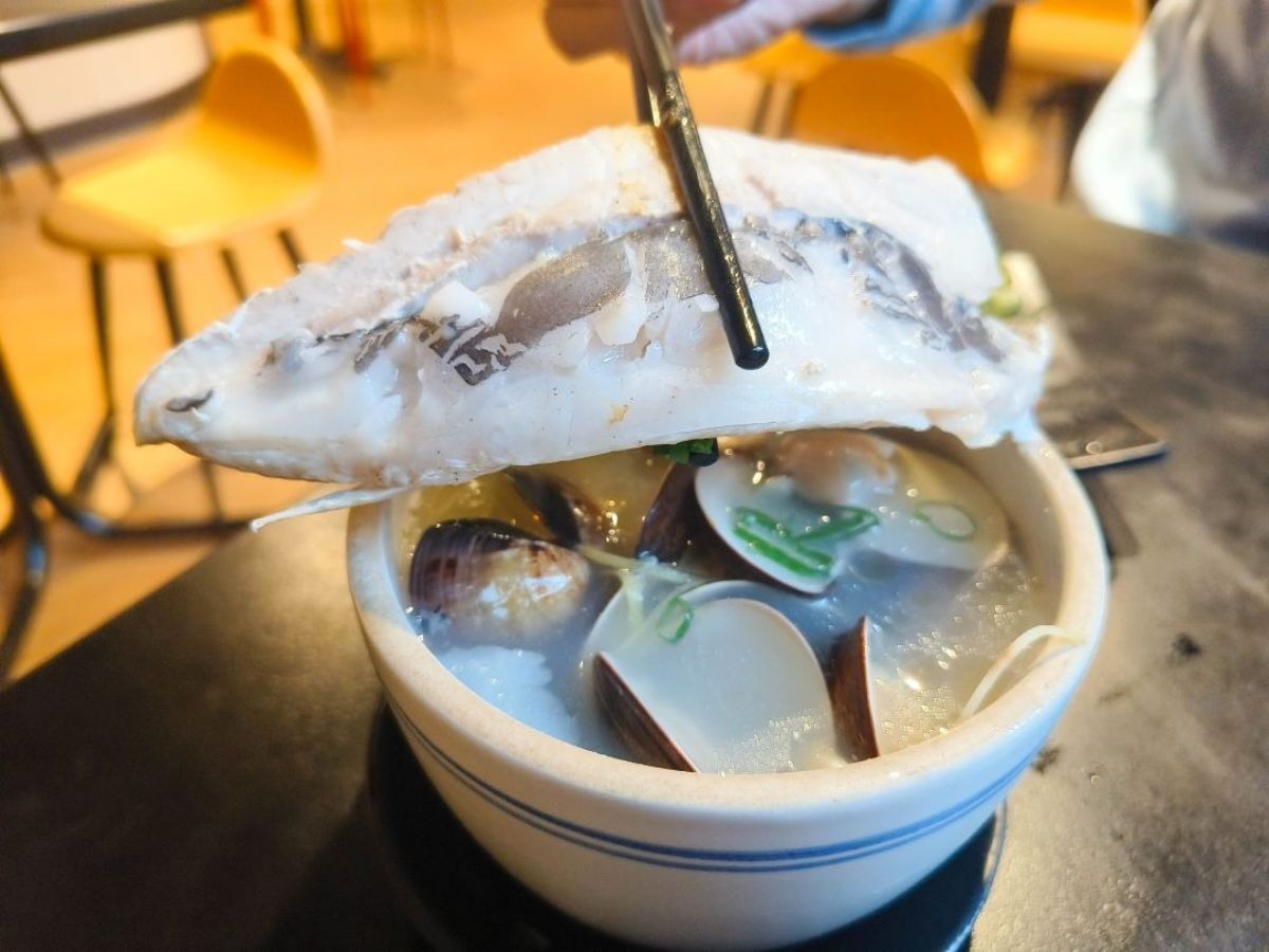 台北也有「銷魂蝦仁飯」！老饕激推必加半熟蛋，蝦醬精華拌飯入口噴香