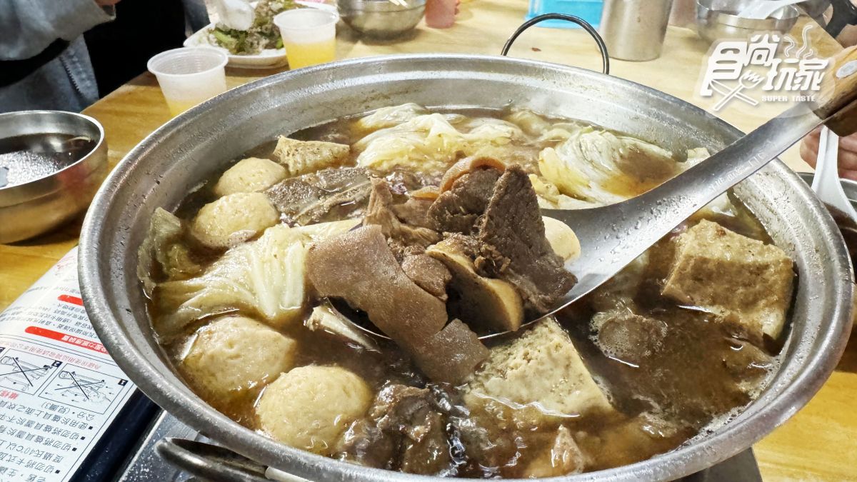 羊肉爐推薦這款「帶皮羊肉火鍋」，沙茶湯底搭配Ｑ嫩羊肉、高麗菜、凍豆腐等配料一起煮相當美味。