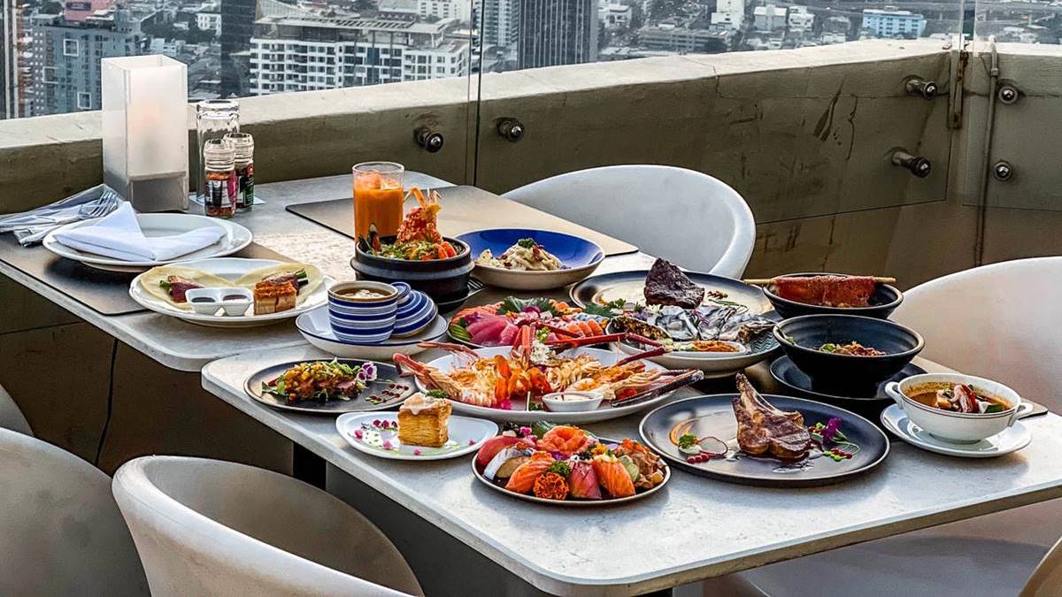 「曼谷彩虹雲霄酒店餐廳自助餐」是全泰國最高的吃到飽餐廳。（圖片來源：大手牽小手。玩樂趣）