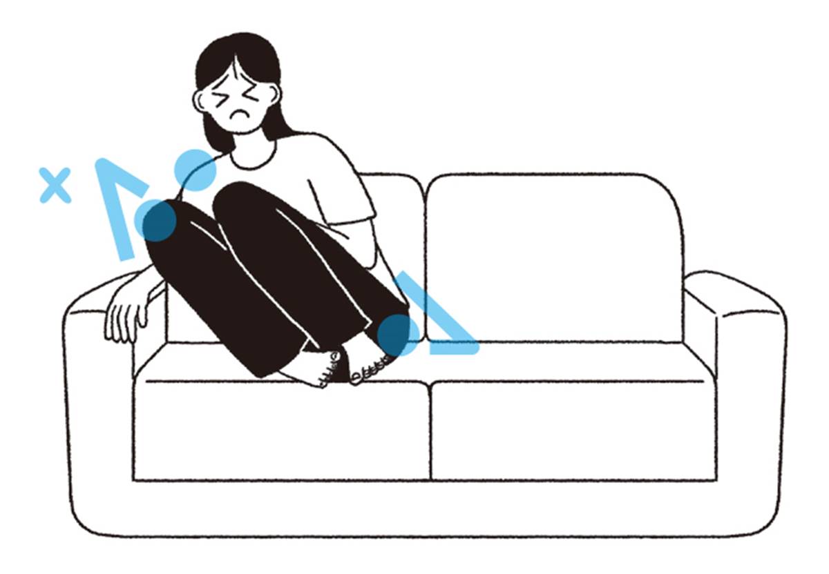 躺沙發就是在「自殘脊椎」？這些「錯誤姿勢」做久了，復健專家：恐引發疾病