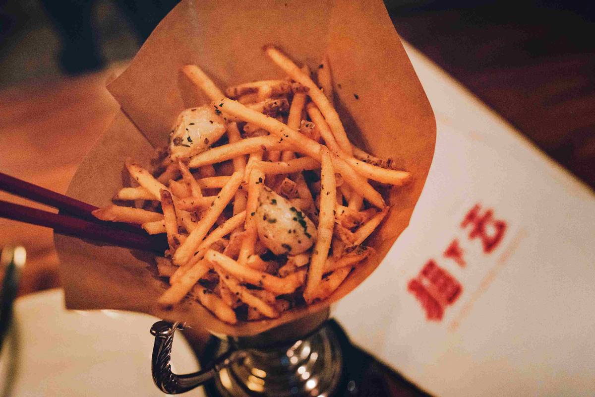 網推「台北最好吃薯條」！「冠軍薯條」年賣上萬份，油封大蒜調味冷掉都美味