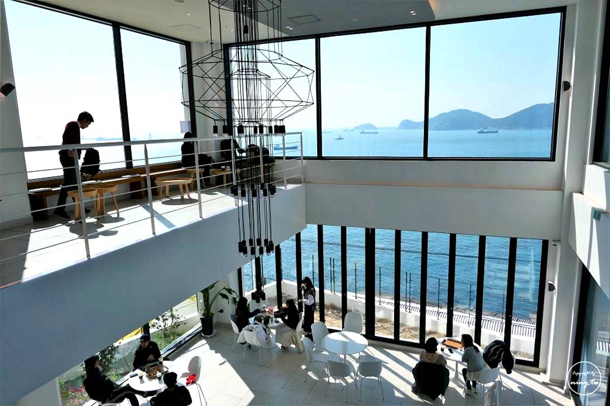 360度無死角海景！面海第一排「玻璃屋咖啡廳」，絕美露臺將南港大橋收眼底