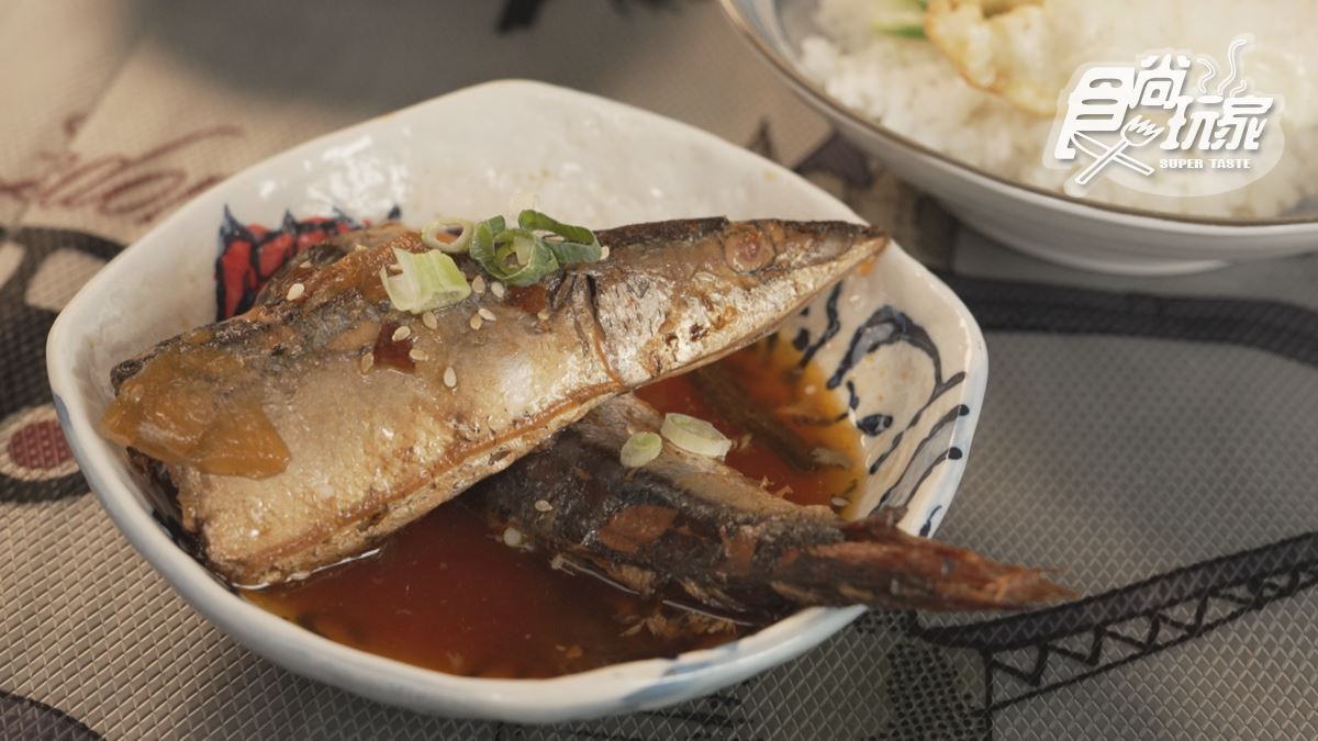 「佃煮秋刀魚」這道料理的特色在於其長時間的烹煮過程，使得魚骨軟化。