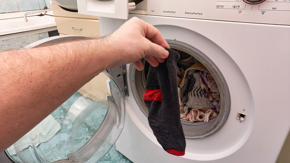 很多人都做錯！日本研究證實「襪子這樣洗」污垢少３倍，還能避免褪色