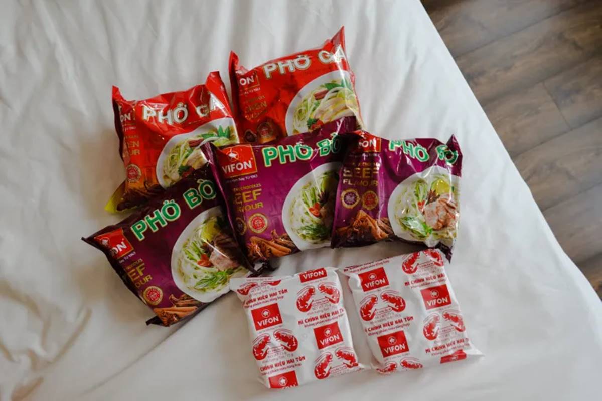 2024越南超市必買！10款零食伴手禮推薦：酸蝦泡麵、人氣綠豆糕、唰嘴花生豆
