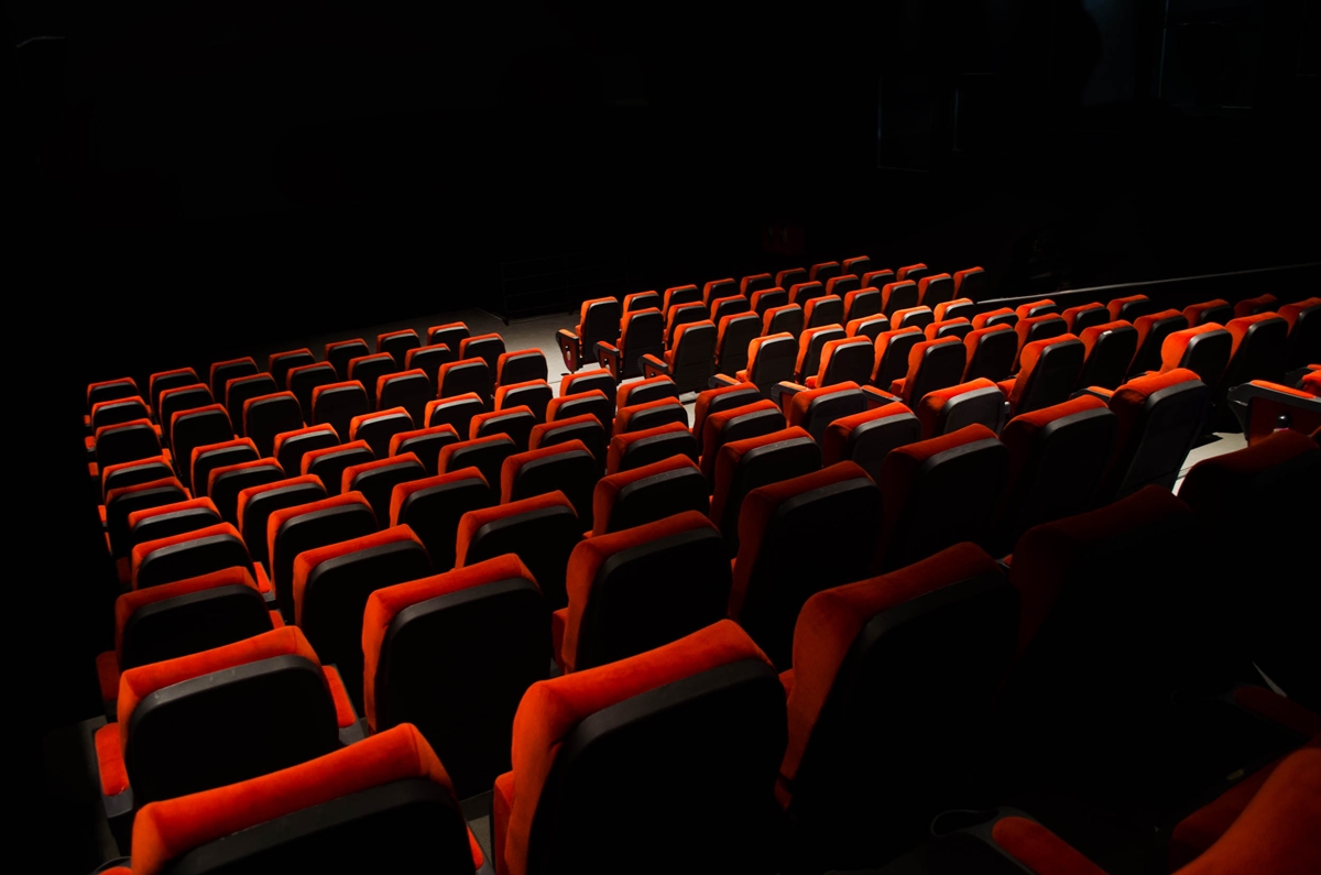 為何電影院座椅都是紅色？專家揭真相，加碼曝最佳觀影位子