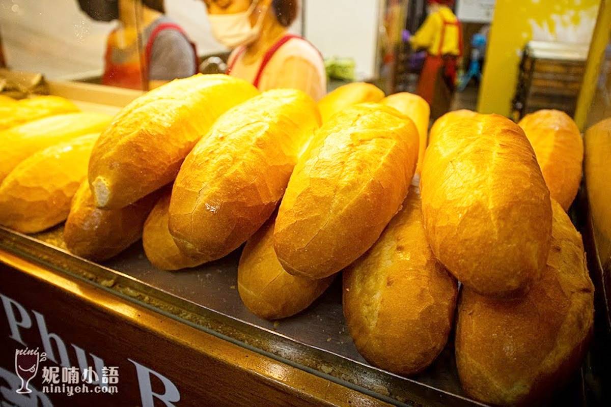 網推「台北最強越南麵包」！日銷千條排隊人氣旺，巨大尺寸吃１個抵２餐
