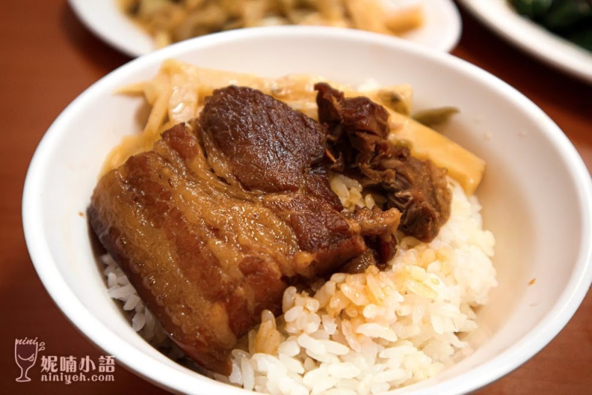 網封「台北前3強滷肉飯」!滿滿膠質油香滿溢,市場30年排隊老字號 網封「台北前3強滷肉飯」!滿滿膠質油香滿溢,市場30年排隊老字號