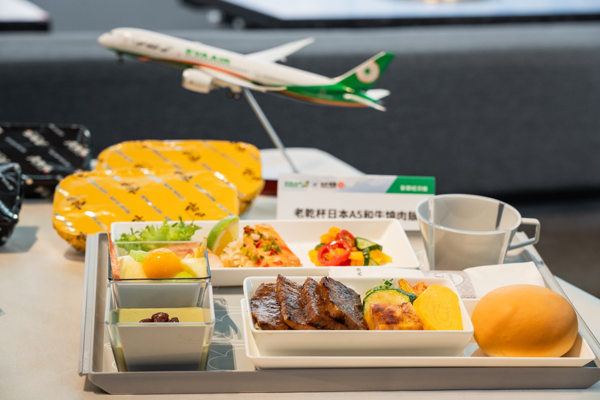 帶登機證免費吃燒肉！乾杯ｘ長榮航空推４款機上餐，飛機上吃得到A5和牛