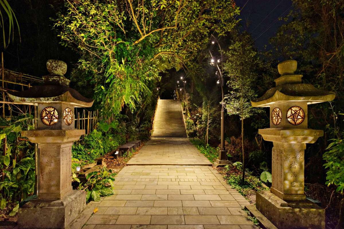 比日本神社更美！「百年日式千階步道」換新裝，竹柏隧道＋石燈籠暖光美翻
