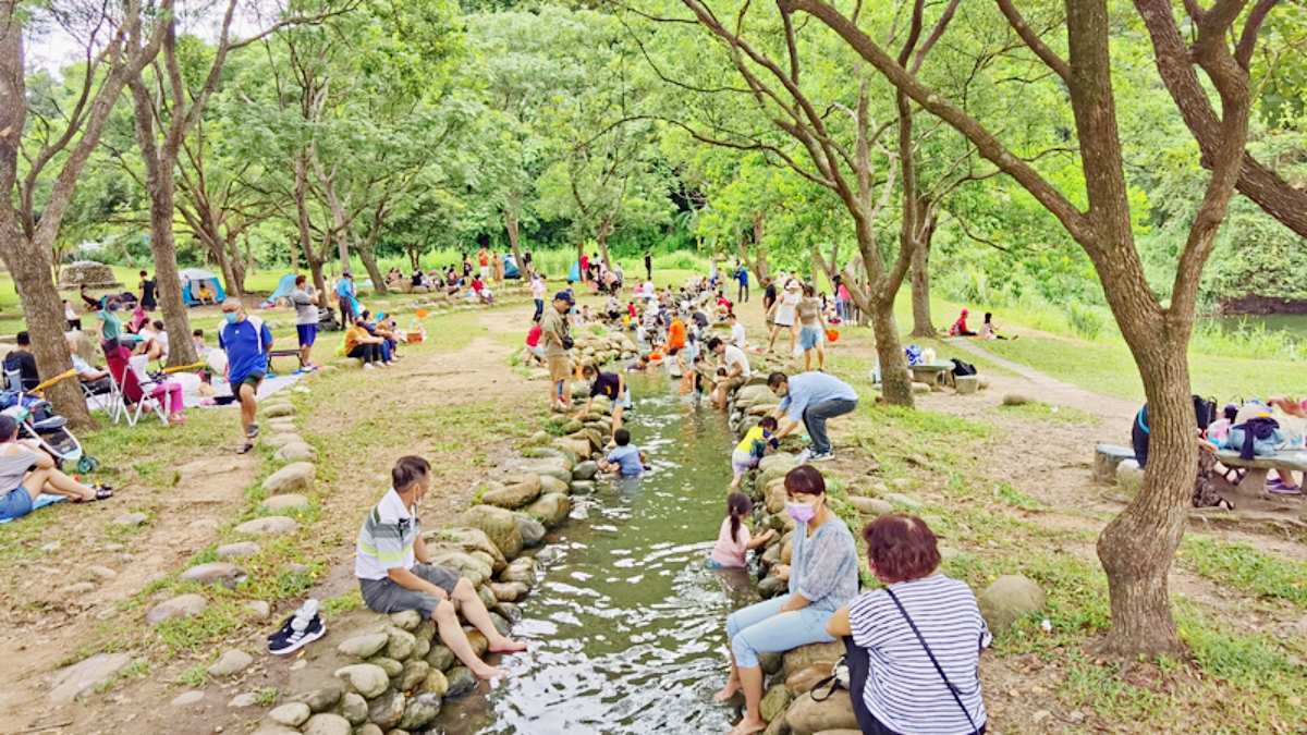很多桃園人會帶小朋友來三坑自然生態公園野餐玩水。（圖片來源：Darren蘋果樹旅遊玩樂誌）
