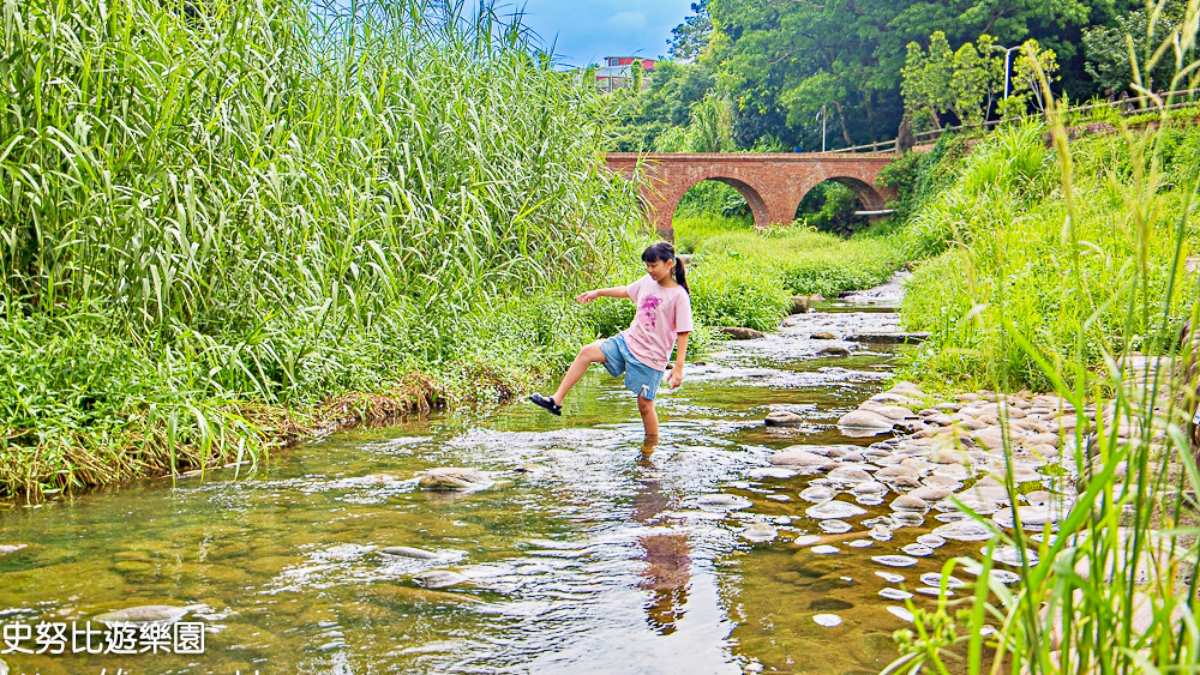 大平紅橋曾獲選為台灣歷史建築百景，是夏日玩水祕境。（圖片來源：史努比遊樂園）