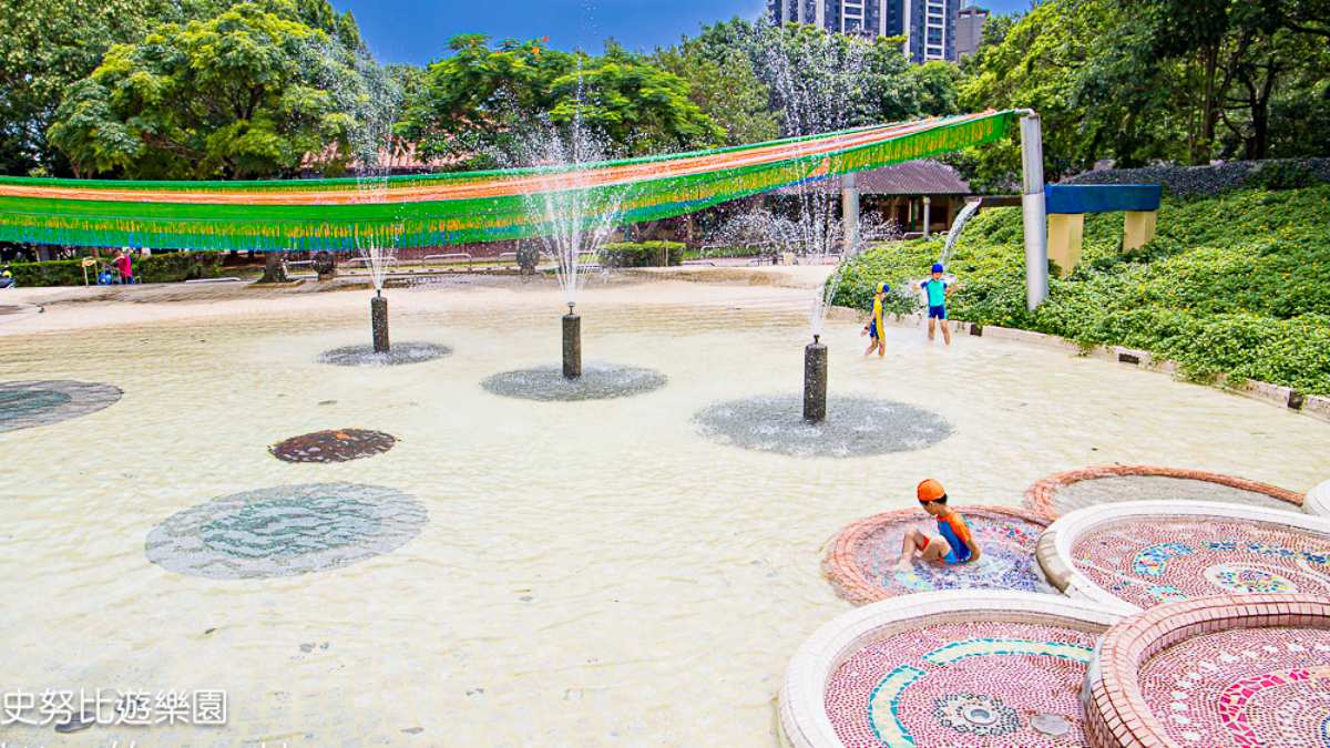 龍潭運動公園共有２個戲水池，其中下方戲水池設有噴水設施。（圖片來源：史努比遊樂園）
