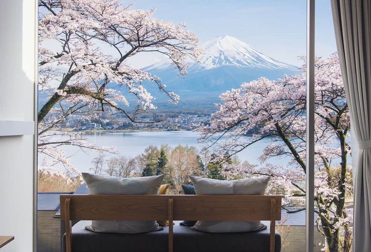 暑假出國玩更省！沖繩機票「９千有找」，日本富士山飯店「萬元有找」