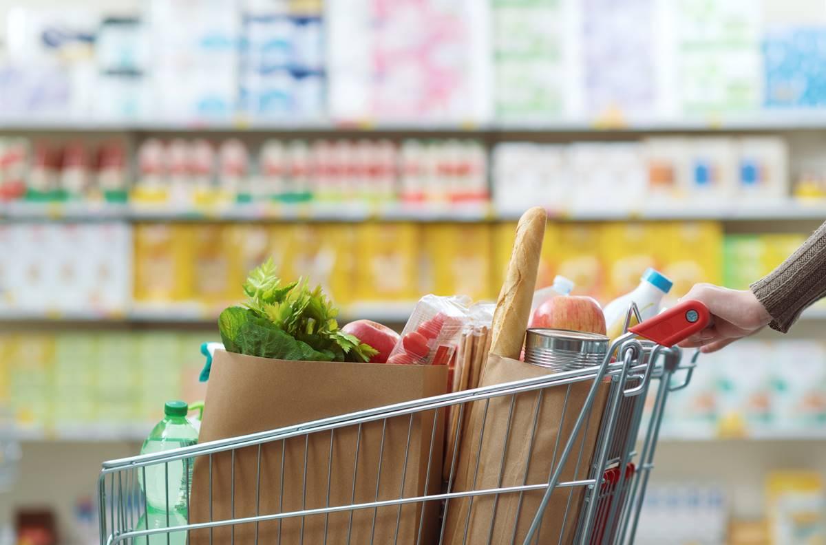 逛超市先買米或先買菜？「採買順序錯」恐釀食物中毒，小心籃中食品交叉汙染