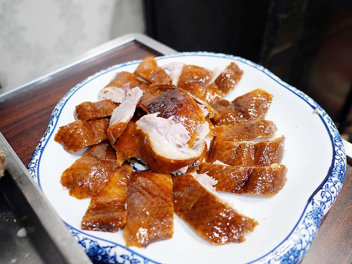 台北最頂烤鴨之一！藏身全台最老港式酒樓，招牌粵式脆皮鵝、油淋雞也必點
