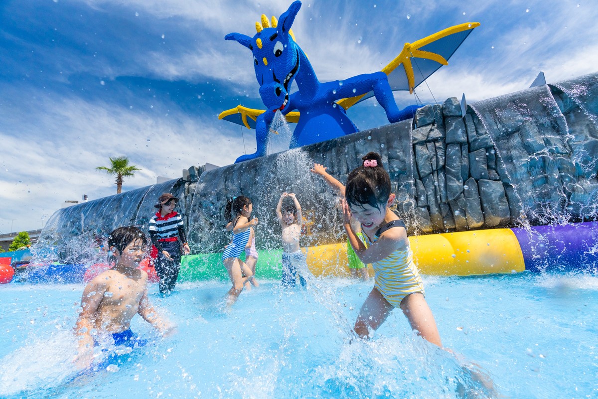 衝樂高樂園玩水！體驗超狂「1.2噸瀑布、５樓高水柱」，還有全新幼兒親水區