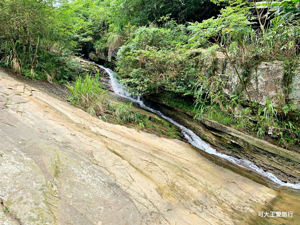 走20分鐘輕鬆抵達！基隆「祕境步道」免費玩水、享受天然瀑布SPA，消暑快衝