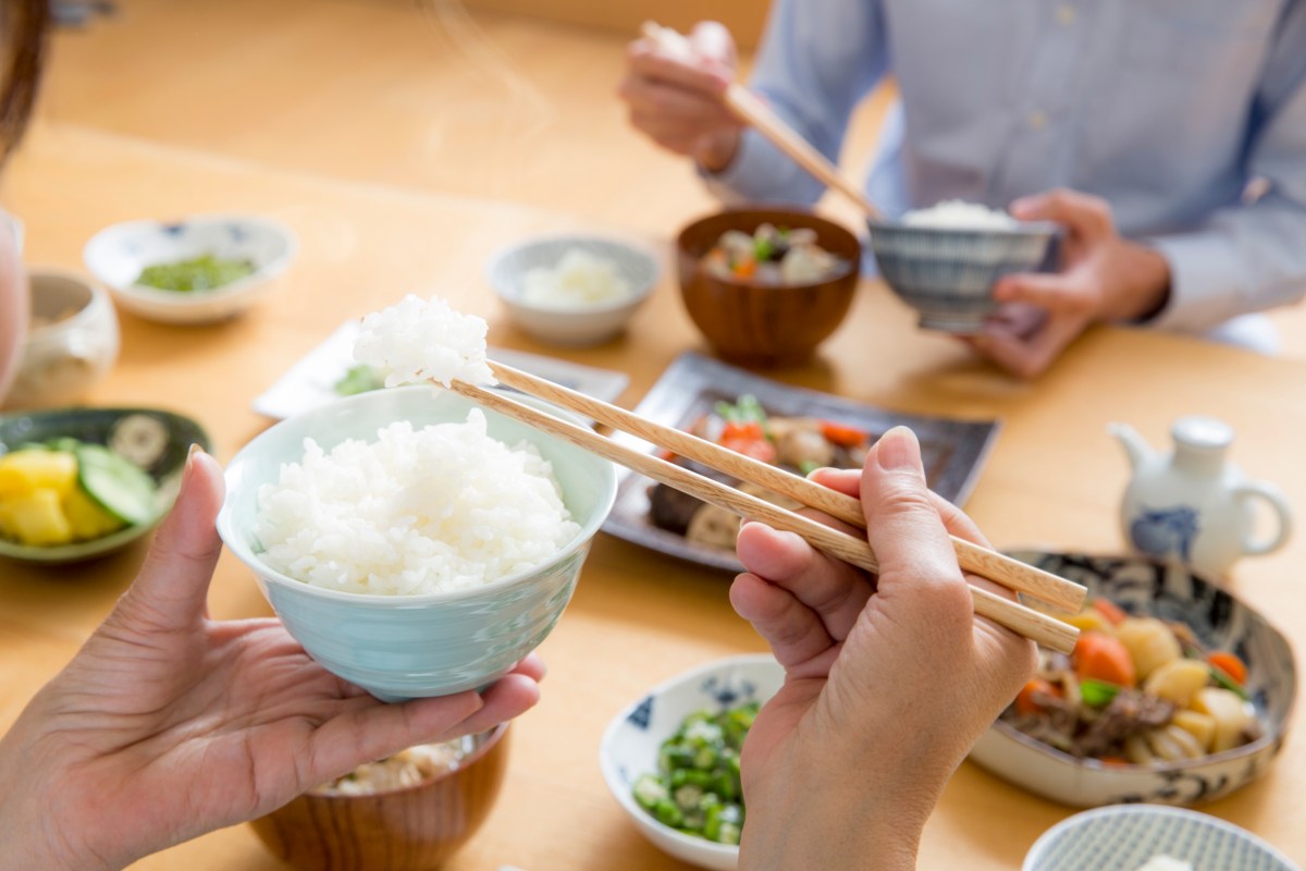 你有拿對嗎？筷子「唯一正確拿法」姿勢曝光，在日本做錯嚴重性「超乎想像」