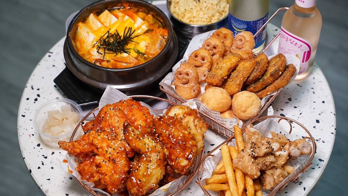 菜單除了韓式炸雞，也有多款炸物、部隊鍋等選擇。（圖片來源：阿華田的美食日記）