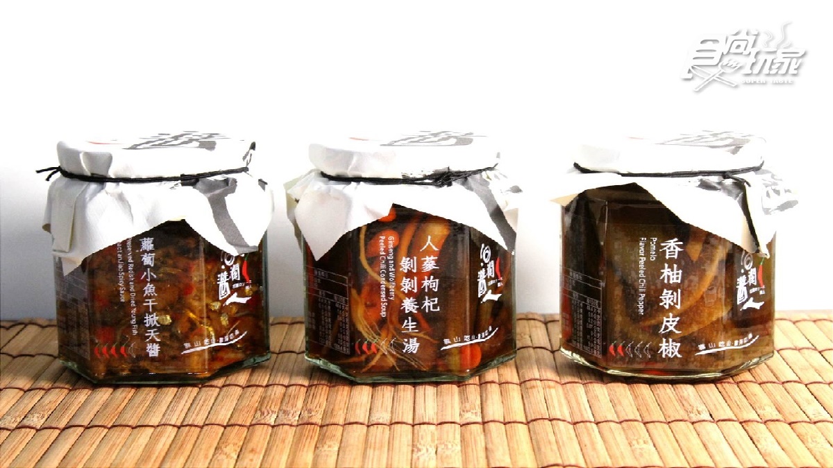 洄瀾醬人提供多種風味的剝皮辣椒。