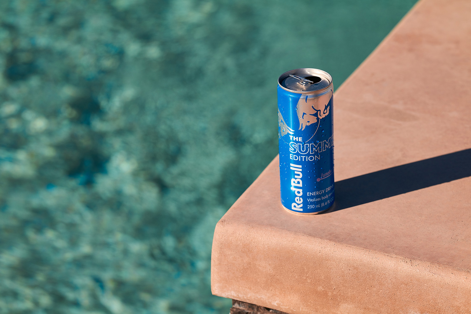 Red Bull推「小藍罐」六月莓！超商飲料４新品，雪碧周董瓶、CHOYA梅酒新品
