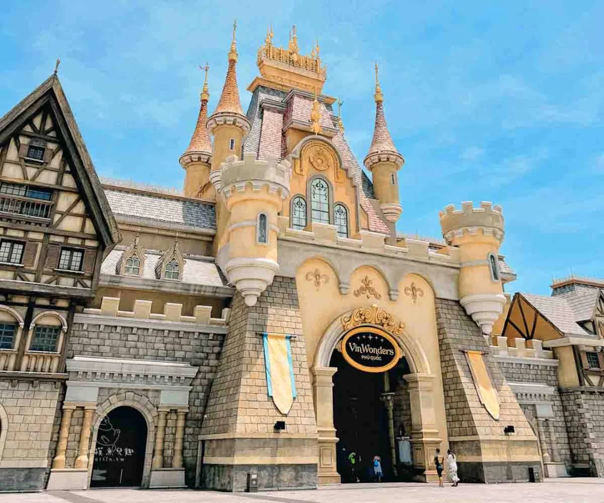 超夢幻「越南版迪士尼」！免簽暢玩「粉紅城堡」，海龜造型水族館必看人魚秀